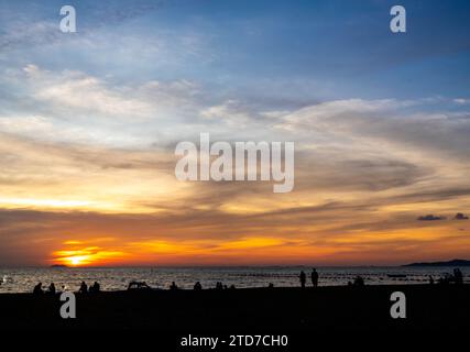 Nuvole soffici al tramonto. Tramonto all'alba Sundown Sky con nuvole colorate. Sera, colorato sfondo del cielo al tramonto. silhouette, la gente incontra il tramonto Foto Stock