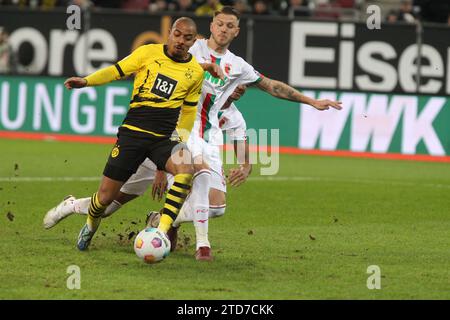 AUGUSTA, Germania - 16. 2023 dicembre: 21 Donyell MALEN di Dortmund contro il n. 6 Jeffrey GOUWELEEUW durante la partita di Bundesliga Football tra FC AUGSBURG e BVB Borussia DORTMUND alla WWK Arena di Augusta il 16 dicembre. Decemberr 2023 , Germania. DFL, Fussball, (foto e copyright @ ATP Images / Arthur THILL (THILL Arthur / ATP / SPP) Foto Stock