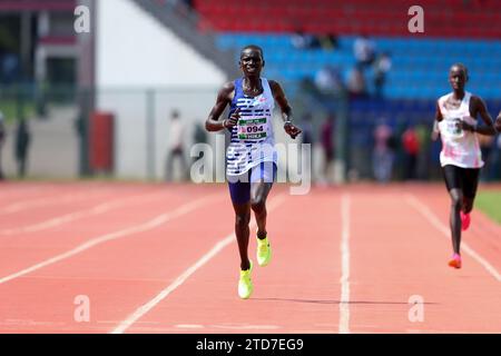 NAIROBI, KENYA - 16 DICEMBRE; Emmanuel Kiprop (094) guida 5000m Heat due finali durante Athletics Kenya Weekend Meeting il 16 dicembre 2023 a Ulinz Foto Stock