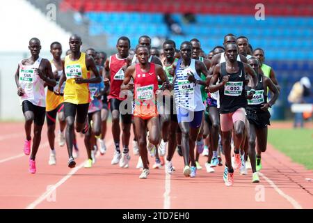 NAIROBI, KENYA - 16 DICEMBRE; Emmanuel Kiprop (094) e Francis Abongo (093) guidano due finali di 5000m Heat durante l'Athletics Kenya Weekend Meeting on D. Foto Stock