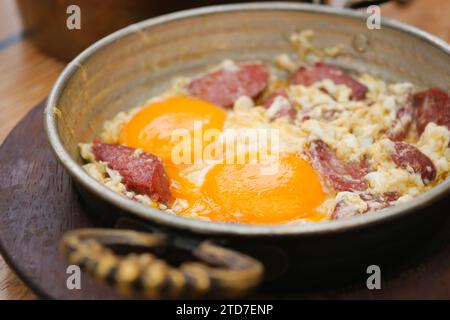 Uova fritte con sucuk o salsiccia in padella Foto Stock