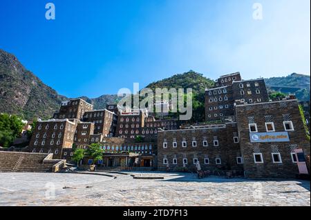 Rijal Almaa, Arabia Saudita - 26 novembre 2023: Vista della piazza centrale nel villaggio storico di Rijal Almaa. Foto Stock