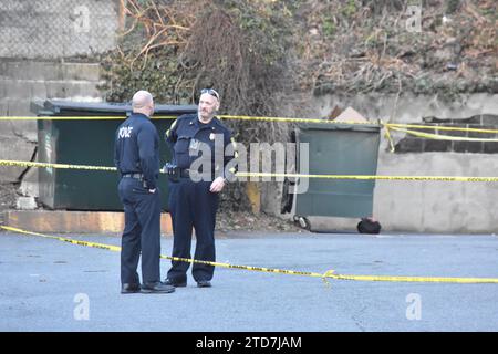 Belleville, New Jersey, USA. 16 dicembre 2023. Gli agenti di polizia cercano indizi sulla scena del crimine. Il procuratore della contea di Essex, Theodore N. Stephens, II e il capo della polizia di Belleville, Mark Minichini, hanno annunciato che la task force per omicidi/crimini gravi dell'ufficio della Procura della contea di Essex sta indagando sulla sparatoria mortale di Francis Medina, 37 anni, di Belleville e di un bambino di 4 anni ferito nella sparatoria a Belleville, New Jersey. Credito: SOPA Images Limited/Alamy Live News Foto Stock