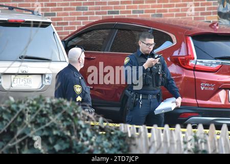 Belleville, New Jersey, USA. 16 dicembre 2023. Gli agenti di polizia cercano indizi sulla scena del crimine. Il procuratore della contea di Essex, Theodore N. Stephens, II e il capo della polizia di Belleville, Mark Minichini, hanno annunciato che la task force per omicidi/crimini gravi dell'ufficio della Procura della contea di Essex sta indagando sulla sparatoria mortale di Francis Medina, 37 anni, di Belleville e di un bambino di 4 anni ferito nella sparatoria a Belleville, New Jersey. Credito: SOPA Images Limited/Alamy Live News Foto Stock