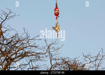 Parigi, Francia. 16 dicembre 2023. Il nuovo gallo dorato contenente le reliquie salvate dall'incendio della cattedrale del 15 aprile 2019 viene sollevato con una gru per essere installato sulla guglia della cattedrale di Notre Dame come parte della sua ricostruzione, a Parigi, in Francia, 16 dicembre 2023. Crediti: Rit Heize/Xinhua/Alamy Live News Foto Stock