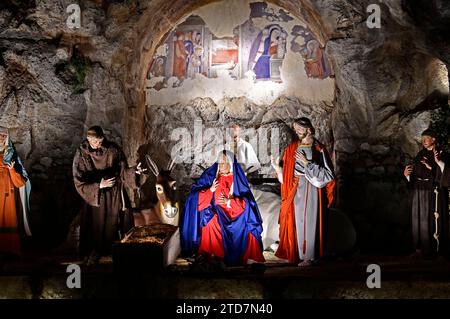 Der Vatikan enthüllte AM 9. Dicembre 2023 Seine diesjährige Weihnachtskrippe zu Ehren des Heiligen Franziskus von Assisi auf dem Petersplatz in Rom. Vatikanstadt, 16.12.2023 *** il Vaticano ha svelato quest'anno presepe in onore di San Francesco d'Assisi a San Piazza Peters a Roma il 9 dicembre 2023 città del Vaticano, 16 12 2023 foto:XM.xWehnertx/xFuturexImagex vatikan 3213 Foto Stock