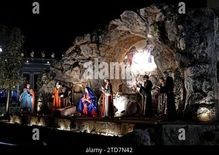 Der Vatikan enthüllte AM 9. Dicembre 2023 Seine diesjährige Weihnachtskrippe zu Ehren des Heiligen Franziskus von Assisi auf dem Petersplatz in Rom. Vatikanstadt, 16.12.2023 *** il Vaticano ha svelato quest'anno presepe in onore di San Francesco d'Assisi a San Piazza Peters a Roma il 9 dicembre 2023 città del Vaticano, 16 12 2023 foto:XM.xWehnertx/xFuturexImagex vatikan 3212 Foto Stock