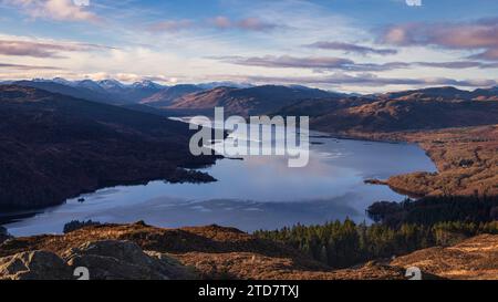 Vista sul lago Katrine e verso le Alpi Arrochar dalla cima del Ben A'an in Scozia Foto Stock