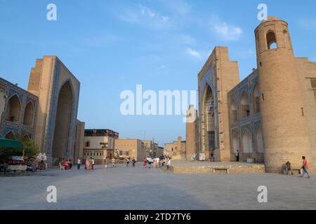 BUKHARA, UZBEKISTAN - 10 SETTEMBRE 2022: Nella piazza della città vecchia di Bukhara in una giornata di sole Foto Stock