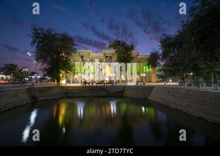 BUKHARA, UZBEKISTAN - 10 SETTEMBRE 2022: Antica moschea di Bolo Hauz in un paesaggio notturno della città Foto Stock