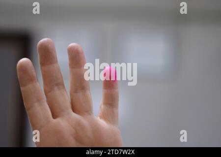 Inchiostro elettorale, inchiostro fosforico indelebile o macchia elettorale, inchiostro o colorante semipermanente applicato all'indice degli elettori durante le elezioni Foto Stock