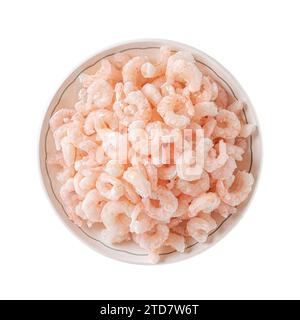 Piastra di ritaglio di gamberetti surgelati. Un mucchio di code di gamberi sbucciate cotte su un piatto isolato su sfondo bianco. Gamberetti per cucinare. Specialità di pesce. Foto Stock