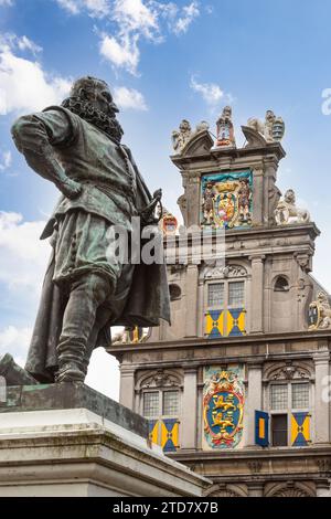 Statua di Jan Pieterszoon Coen e museo Westfries nel centro storico di Hoorn nei Paesi Bassi. Foto Stock