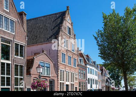 Fila di case lungo un canale nella storica città olandese di Hoorn. Foto Stock