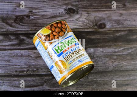 Cairo, Egitto, 13 dicembre 2023: Conserve di Harvest Foods ricetta egiziana con olio vegetale, cumino, limone, fave medammi, fibre proteiche, fave Foto Stock