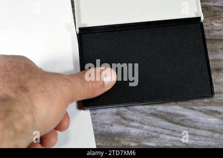 Un'impronta digitale e un tampone di inchiostro nero per timbro, l'impronta digitale è un'impressione lasciata dalle creste di attrito di un dito umano, recupero di una finge parziale Foto Stock