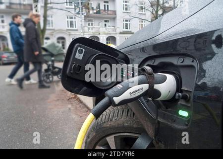 Ladekabel im Ladesteccker Ladestation Schnellladestation Ladesäule Ladepunkt für Elektroauto Elektromobilität e-Auto aufladen Ladestecker Ladekabel Fahrzeugstecker Strom Stromauto Stromer Stromsäule Stromtankstelle Elektrizität Elektro-Mobilität Technologie aufladen Lademnetz Hamburg GmbH Nachhaltigkeit, Umweltfreundlichkeit, Zukunfaug, Elektrogie, Elektrogie, Elektroft, Elektrotech Fortschritt, Grüne energie, umweltbewusst, Elektroautoinfrastruktur, Ladegeschwindigkeit, umweltfreundliche Mobilität, Ladegerät, Ladestationen-Netzwerk, Ladegeschwindigkeit, Elektrofahrzeugaufladung, Energiequelle, n Foto Stock