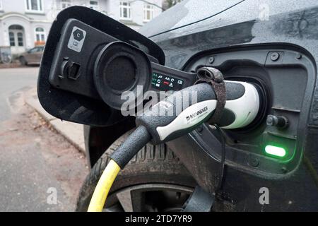 Ladekabel im Ladesteccker Ladestation Schnellladestation Ladesäule Ladepunkt für Elektroauto Elektromobilität e-Auto aufladen Ladestecker Ladekabel Fahrzeugstecker Strom Stromauto Stromer Stromsäule Stromtankstelle Elektrizität Elektro-Mobilität Technologie aufladen Lademnetz Hamburg GmbH Nachhaltigkeit, Umweltfreundlichkeit, Zukunfaug, Elektrogie, Elektrogie, Elektroft, Elektrotech Fortschritt, Grüne energie, umweltbewusst, Elektroautoinfrastruktur, Ladegeschwindigkeit, umweltfreundliche Mobilität, Ladegerät, Ladestationen-Netzwerk, Ladegeschwindigkeit, Elektrofahrzeugaufladung, Energiequelle, n Foto Stock