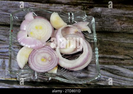 Piatto con fette di cipolle, il bulbo comune cipolla, è un vegetale che è la specie più coltivata del genere Allium, i bulbi sono composti Foto Stock