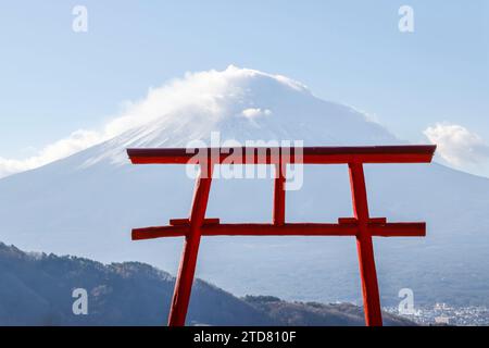 TORRI GATE TENKU NO TOORII DI FRONTE AL MONTE FUJI Foto Stock