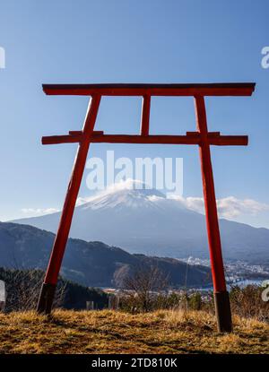 TORRI GATE TENKU NO TOORII DI FRONTE AL MONTE FUJI Foto Stock