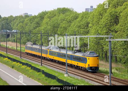 ICM Koploper treno intercity di NS sulla linea tra Gouda e l'Aia nei Paesi Bassi Foto Stock