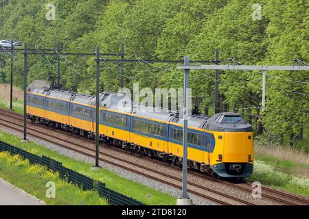 ICM Koploper treno intercity di NS sulla linea tra Gouda e l'Aia nei Paesi Bassi Foto Stock