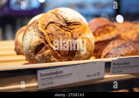 Steinoffenbrot, Bäckerei. // 08.12.2023: Stoccarda, Baden-Württemberg, Deutschland, Europa *** Steinoffenbrot, Bakery 08 12 2023 Stoccarda, Baden Württemberg, Germania, Europa Foto Stock