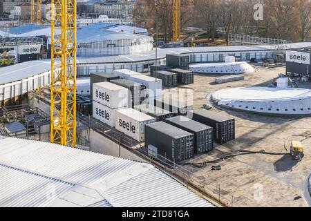 DAS Dach des neuen Durchgangsbahnhof ist geschlossen. Jetzt erhalten die charakteristischen Lichtaugen ihre Glasaugen. // 07.12.2023: Stoccarda, Baden-Württemberg, Deutschland, Europa *** il tetto della nuova stazione Through è chiuso i caratteristici occhi di luce ora hanno i loro occhi di vetro 07 12 2023 Stoccarda, Baden Württemberg, Germania, Europa Foto Stock