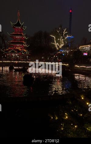 Alcune delle attrazioni come il tempio orientale nei Giardini di Tivoli e le luci di Natale come parte del Julemarked (mercato di Natale) a Copenaghen Foto Stock