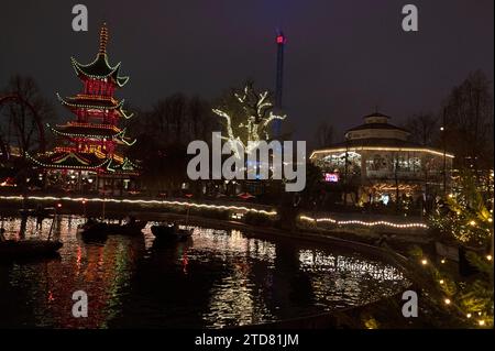 Alcune delle attrazioni come il tempio orientale nei Giardini di Tivoli e le luci di Natale come parte del Julemarked (mercato di Natale) a Copenaghen Foto Stock