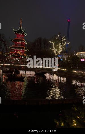 Alcune delle attrazioni come il tempio orientale nei Giardini di Tivoli e le luci di Natale come parte del Julemarked (mercato di Natale) a Copenaghen Foto Stock