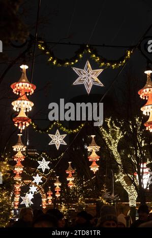 Luci natalizie sospese lungo uno degli ampi sentieri dei Giardini di Tivoli. Fa parte del Julemarked (mercato di Natale) a Copenh Foto Stock