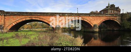 Il fiume Annan, il ponte stradale e il municipio, la città di Annan, Dumfries and Galloway, Scozia, Regno Unito Foto Stock