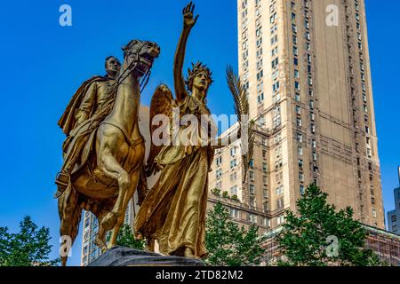 New York, USA; 31 maggio 2023: Statua e monumento del generale William Tecumseh Sherman, all'ingresso del parco centrale della città di New York, in Foto Stock