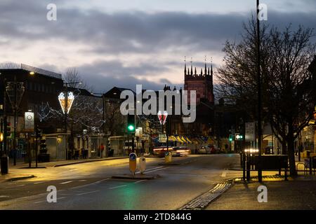 High Street all'alba con luci natalizie, Evesham, Worcestershire, Inghilterra, Regno Unito Foto Stock