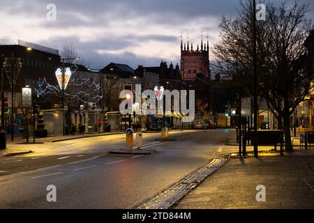 High Street all'alba con luci natalizie, Evesham, Worcestershire, Inghilterra, Regno Unito Foto Stock
