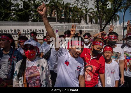 I manifestanti cantano slogan durante la manifestazione di fronte all'edificio delle Nazioni Unite a Bangkok. I lavoratori birmani in Thailandia si sono riuniti di fronte all'edificio delle Nazioni Unite per celebrare la giornata internazionale dei migranti e protestare contro la decisione del governo militare del Myanmar di prendere un ulteriore 2% come tassa salariale dai suoi cittadini che lavorano all'estero. (Foto di Peerapon Boonyakiat / SOPA Images/Sipa USA) Foto Stock