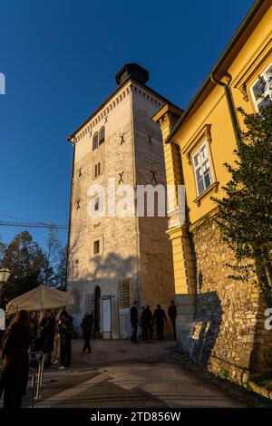 La Torre di Lotrščak del XIII secolo (croato: Kula Lotrščak) a Gradec, un punto di riferimento di Zagabria, Croazia, sotto il sole caldo e giallo Foto Stock