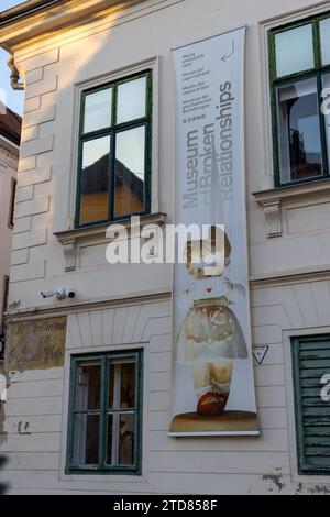 Banner del Museo delle relazioni interrotte (Muzej prekinutih veza) sulla facciata del museo di Zagabria, Croazia Foto Stock