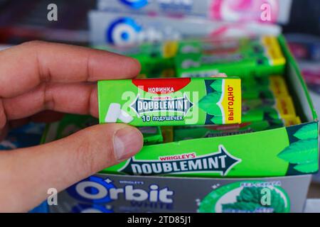 Tyumen, Russia-25 novembre 2023: Gomme da masticare Wrigleys Doublemint in confezione classica Foto Stock