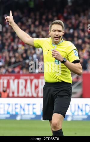 Norimberga, Germania. 16 dicembre 2023. Calcio: Bundesliga 2, 1. FC Nürnberg - Hamburger SV, giorno 17 al Max-Morlock-Stadion. L'arbitro Tobias Reichel. Credito: Daniel Karmann/dpa - NOTA IMPORTANTE: in conformità con le norme della DFL German Football League e della DFB German Football Association, è vietato utilizzare o utilizzare fotografie scattate nello stadio e/o della partita sotto forma di immagini sequenziali e/o serie di foto simili a video./dpa/Alamy Live News Foto Stock