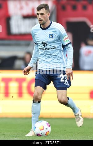 Norimberga, Germania. 16 dicembre 2023. Calcio: Bundesliga 2, 1. FC Nürnberg - Hamburger SV, giornata 17 allo stadio Max Morlock. Jonas Meffert di HSV gioca la palla. Credito: Daniel Karmann/dpa - NOTA IMPORTANTE: in conformità con le norme della DFL German Football League e della DFB German Football Association, è vietato utilizzare o utilizzare fotografie scattate nello stadio e/o della partita sotto forma di immagini sequenziali e/o serie di foto simili a video./dpa/Alamy Live News Foto Stock