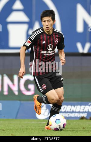 Norimberga, Germania. 16 dicembre 2023. Calcio: Bundesliga 2, 1. FC Nürnberg - Hamburger SV, giornata 17 allo stadio Max Morlock. Kanji Okunuki di Norimberga gioca la palla. Credito: Daniel Karmann/dpa - NOTA IMPORTANTE: in conformità con le norme della DFL German Football League e della DFB German Football Association, è vietato utilizzare o utilizzare fotografie scattate nello stadio e/o della partita sotto forma di immagini sequenziali e/o serie di foto simili a video./dpa/Alamy Live News Foto Stock