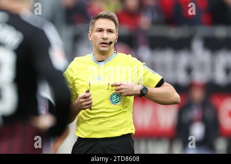 Norimberga, Germania. 16 dicembre 2023. Calcio: Bundesliga 2, 1. FC Nürnberg - Hamburger SV, giorno 17 al Max-Morlock-Stadion. L'arbitro Tobias Reichel. Credito: Daniel Karmann/dpa - NOTA IMPORTANTE: in conformità con le norme della DFL German Football League e della DFB German Football Association, è vietato utilizzare o utilizzare fotografie scattate nello stadio e/o della partita sotto forma di immagini sequenziali e/o serie di foto simili a video./dpa/Alamy Live News Foto Stock