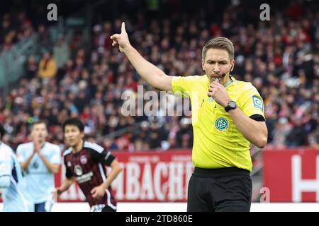 Norimberga, Germania. 16 dicembre 2023. Calcio: Bundesliga 2, 1. FC Nürnberg - Hamburger SV, giorno 17 al Max-Morlock-Stadion. L'arbitro Tobias Reichel. Credito: Daniel Karmann/dpa - NOTA IMPORTANTE: in conformità con le norme della DFL German Football League e della DFB German Football Association, è vietato utilizzare o utilizzare fotografie scattate nello stadio e/o della partita sotto forma di immagini sequenziali e/o serie di foto simili a video./dpa/Alamy Live News Foto Stock