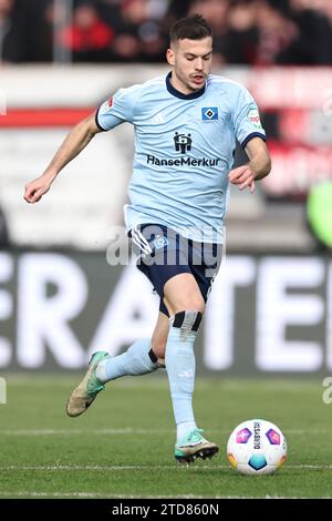 Norimberga, Germania. 16 dicembre 2023. Calcio: Bundesliga 2, 1. FC Nürnberg - Hamburger SV, giorno 17 presso lo stadio Max Morlock. Laszlo Benes della HSV gioca la palla. Credito: Daniel Karmann/dpa - NOTA IMPORTANTE: in conformità con le norme della DFL German Football League e della DFB German Football Association, è vietato utilizzare o utilizzare fotografie scattate nello stadio e/o della partita sotto forma di immagini sequenziali e/o serie di foto simili a video./dpa/Alamy Live News Foto Stock