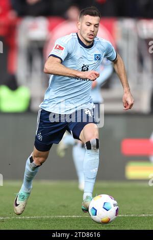 Norimberga, Germania. 16 dicembre 2023. Calcio: Bundesliga 2, 1. FC Nürnberg - Hamburger SV, giorno 17 presso lo stadio Max Morlock. Laszlo Benes della HSV gioca la palla. Credito: Daniel Karmann/dpa - NOTA IMPORTANTE: in conformità con le norme della DFL German Football League e della DFB German Football Association, è vietato utilizzare o utilizzare fotografie scattate nello stadio e/o della partita sotto forma di immagini sequenziali e/o serie di foto simili a video./dpa/Alamy Live News Foto Stock