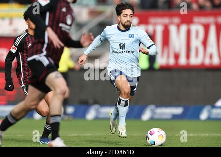 Norimberga, Germania. 16 dicembre 2023. Calcio: Bundesliga 2, 1. FC Nürnberg - Hamburger SV, giorno 17 presso lo stadio Max Morlock. Immanuel Pherai di HSV gioca la palla. Credito: Daniel Karmann/dpa - NOTA IMPORTANTE: in conformità con le norme della DFL German Football League e della DFB German Football Association, è vietato utilizzare o utilizzare fotografie scattate nello stadio e/o della partita sotto forma di immagini sequenziali e/o serie di foto simili a video./dpa/Alamy Live News Foto Stock