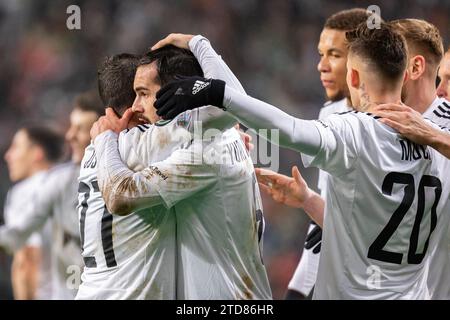 Varsavia, Polonia. 14 dicembre 2023. Josue Pesqueira (L), Yuri Ribeiro (C), Ernest Muci (R) di Legia celebrano un gol durante la fase a gironi della UEFA Europa Conference League tra Legia Warszawa e AZ Alkmaar al Maresciallo Jozef Pilsudski Legia Varsavia Municipal Stadium. Punteggio finale; Legia Warszawa 2:0 AZ Alkmaar. (Foto di Mikolaj Barbanell/SOPA Images/Sipa USA) credito: SIPA USA/Alamy Live News Foto Stock